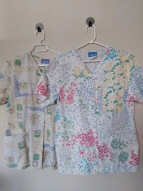 VTG Crest Scrub Top Women's M Set Of 2 - V-Neck Button Up